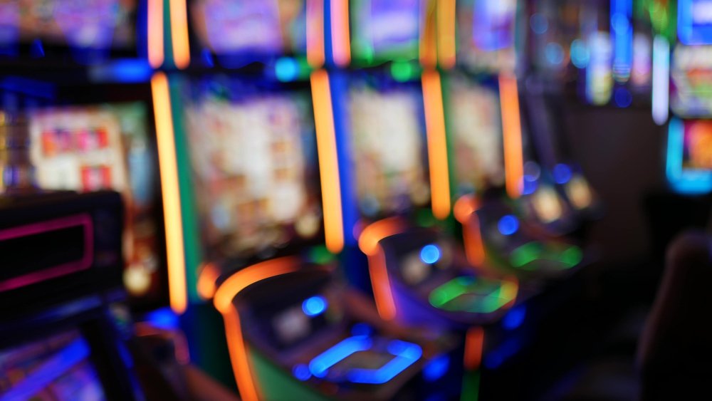 Como jogar jogos de cassino? Algumas dicas de Jogos 3 defocused slot machines glow casino las vegas usa illuminated neon gambling slots