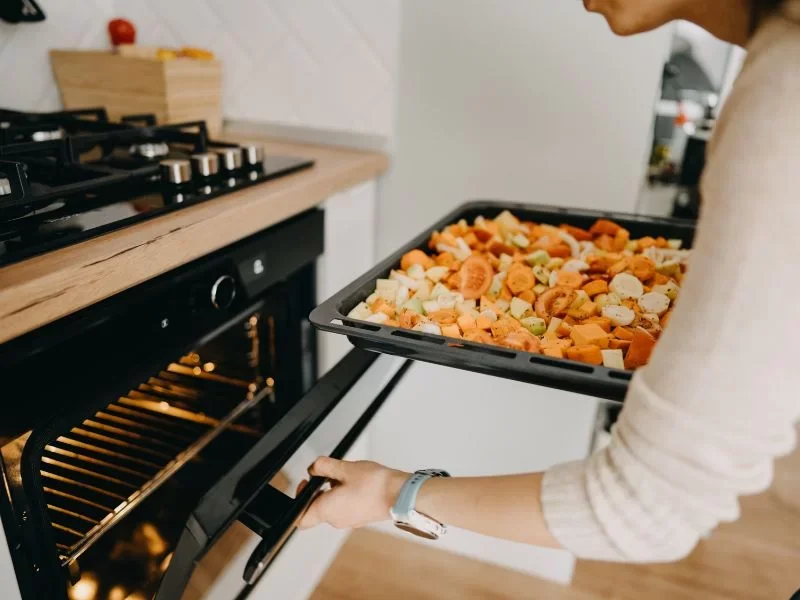 Quando Usar Forno ou Micro-ondas: o Certo para Cada Alimento 2 forno cozinha