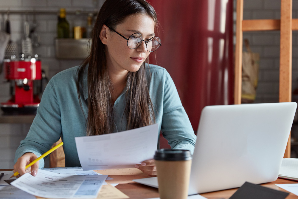 Educação fiscal digital: uma ferramenta essencial para empoderar as novas gerações 4 nota fiscal mulher